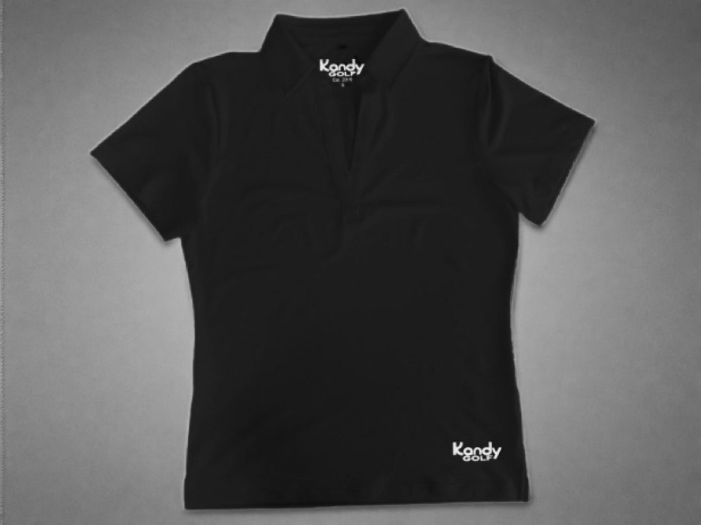 Verschiedene einfarbige Poloshirts in Schwarz und Weiß